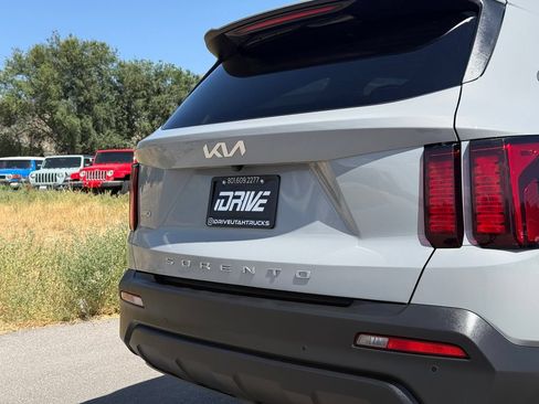 Used 2022 Kia Sorento LX AWD/4WD image 14