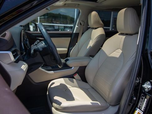 Used 2022 Toyota Highlander XLE AWD/4WD image 8