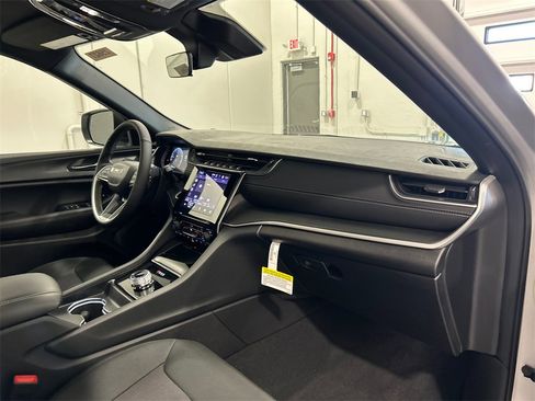 New 2025 Jeep Grand Cherokee 4WD image 35
