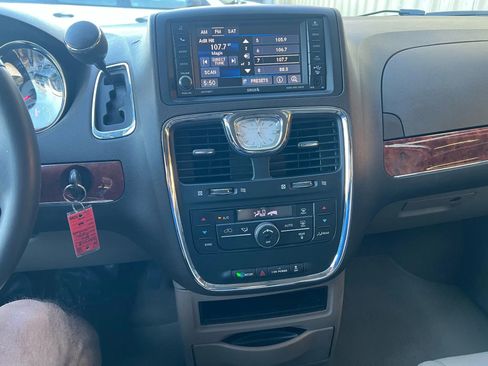 Used 2016 Chrysler Town & Country Touring FWD image 9