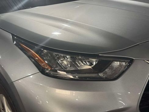 Used 2020 Toyota Highlander LE AWD/4WD image 13