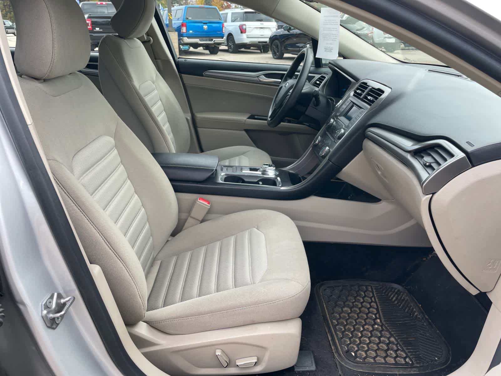 Used 2017 Ford Fusion SE FWD image 17