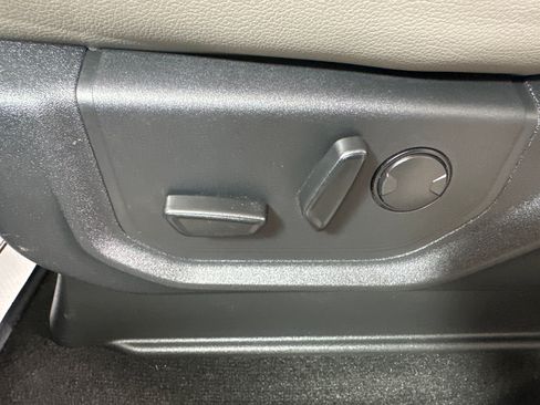 Used 2019 Ford F150 Lariat w/ Equipment Group 502A Luxury AWD/4WD image 10