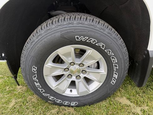 Used 2023 Chevrolet Silverado 1500 LT AWD/4WD image 17