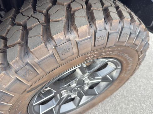 New 2025 Jeep Gladiator High Tide image 10