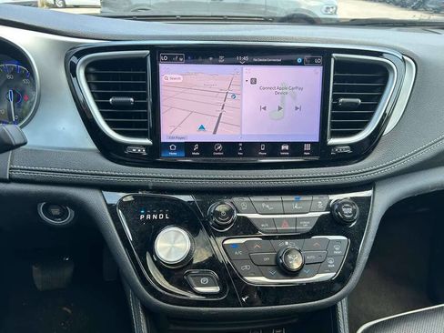 Used 2025 Chrysler Pacifica Limited FWD image 14