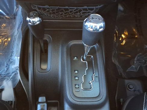 Used 2015 Jeep Wrangler Unlimited Sahara image 13