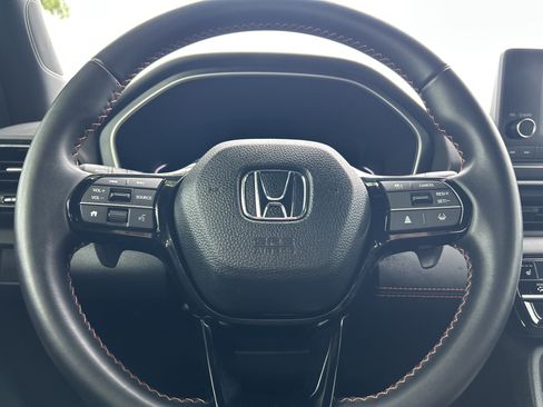 Used 2025 Honda Pilot Sport image 17