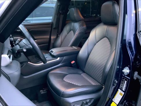 Used 2022 Toyota Highlander XSE FWD image 8