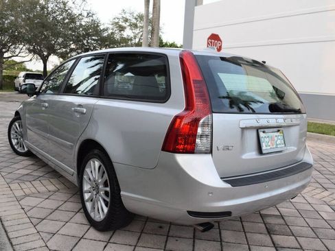 Used 2011 Volvo V50 T5 image 5