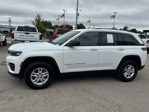 Certified 2023 Jeep Grand Cherokee Laredo RWD image 3