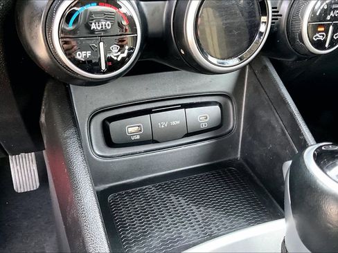 Used 2025 Hyundai Venue SEL image 29