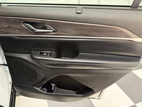 Used 2024 Jeep Grand Cherokee L Limited w/ Luxury Tech Group II image 25