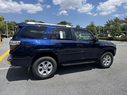 Used 2018 Toyota 4Runner SR5 AWD/4WD image 4