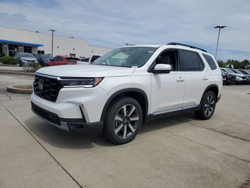 New 2025 Honda Pilot Touring image 2