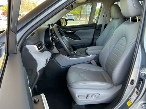 Used 2023 Toyota Highlander XLE FWD image 14
