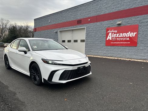 Used 2025 Toyota Camry SE image 1