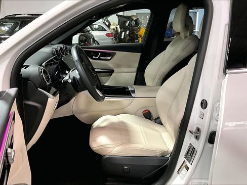 Used 2025 Mercedes-Benz GLC 300 4MATIC image 9