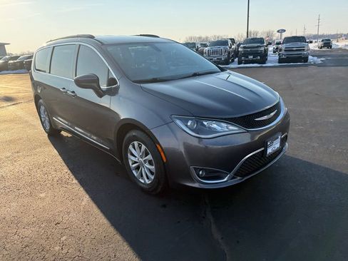 Used 2017 Chrysler Pacifica Touring-L image 7