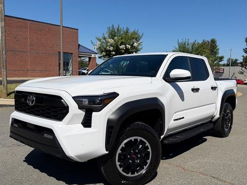 Used 2025 Toyota Tacoma 4x4 w/ TRD Off-Road Package image 3