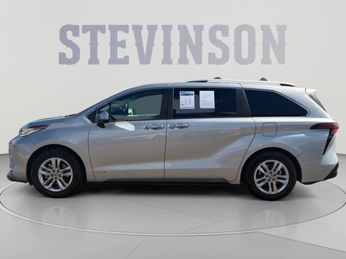 Used 2021 Toyota Sienna Limited AWD/4WD image 2