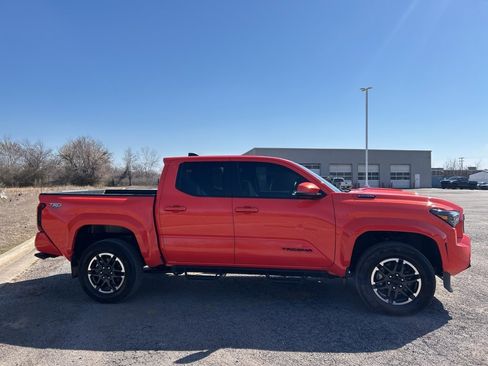 Used 2024 Toyota Tacoma TRD Sport w/ TRD Sport Upgrade Package image 4