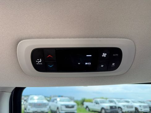 Used 2023 Chrysler Pacifica Touring-L FWD image 38