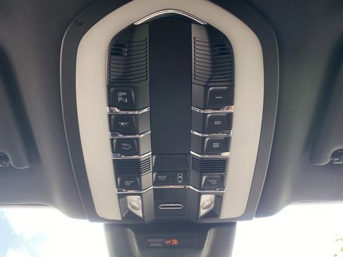 Used 2023 Porsche Macan AWD/4WD image 45