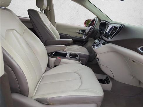 Used 2017 Chrysler Pacifica Touring-L Plus w/ Tire & Wheel Group image 26