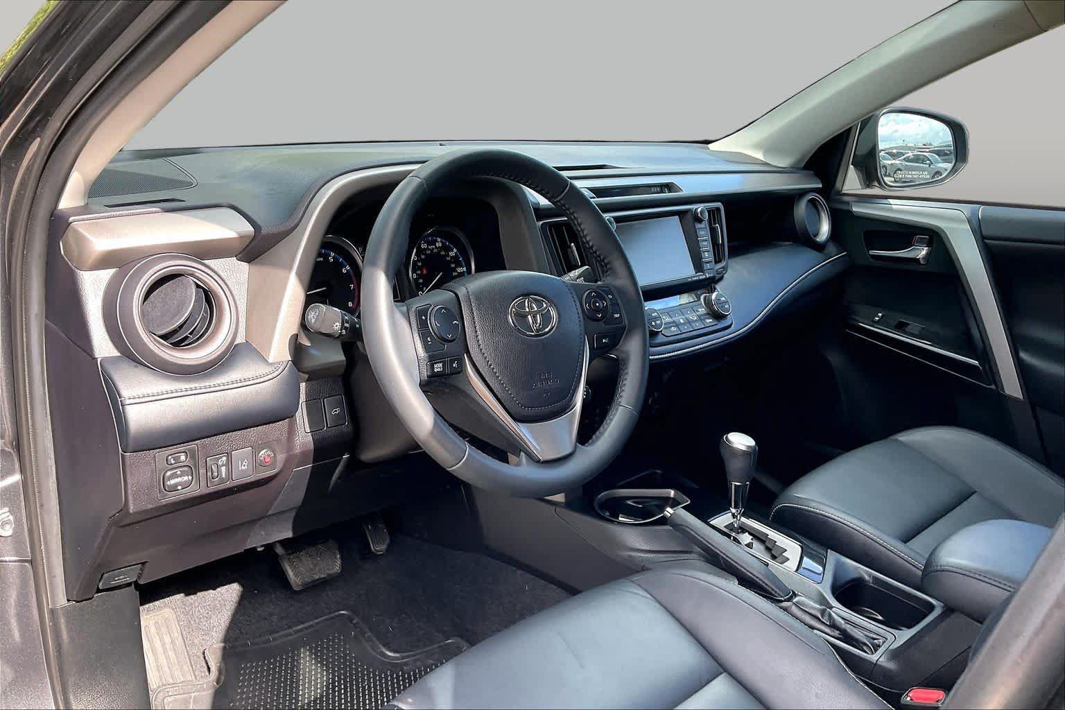 Used 2018 Toyota RAV4 Limited FWD image 17