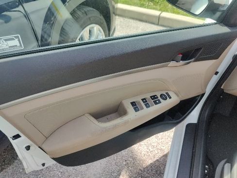 Used 2017 Hyundai Elantra SE FWD image 18