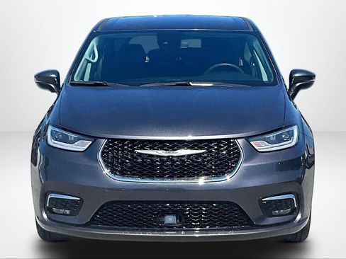 Used 2023 Chrysler Pacifica Touring-L FWD image 4
