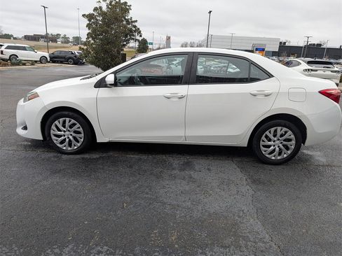 Used 2018 Toyota Corolla LE image 7