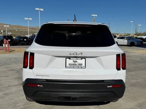 Used 2023 Kia Sorento LX image 5