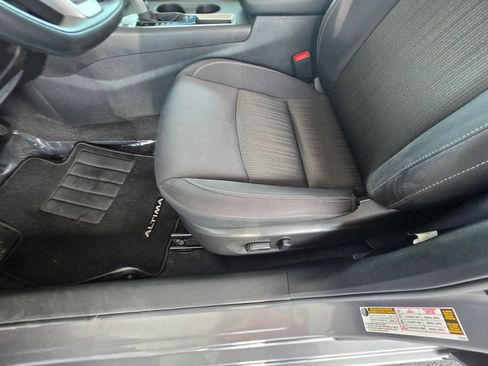 Used 2025 Nissan Altima 2.5 SV FWD image 12
