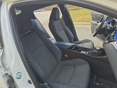 Used 2020 Toyota C-HR XLE image 10