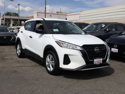 New 2025 Nissan Kicks Play S