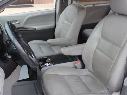 Used 2017 Toyota Sienna XLE w/ XLE Navigation Package FWD image 13