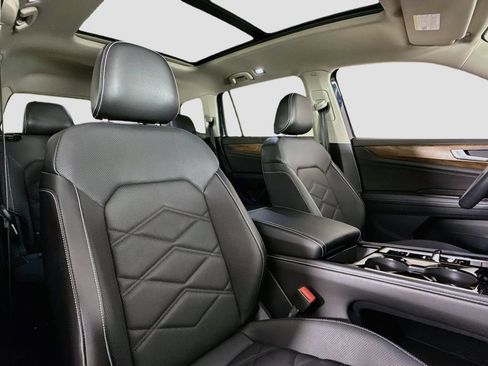 Used 2024 Volkswagen Atlas SE w/ Panoramic Sunroof Package FWD image 14