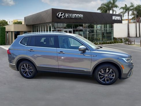 Used 2022 Volkswagen Tiguan SE image 2