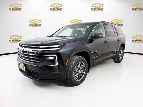 Used 2024 Chevrolet Traverse LT image 3