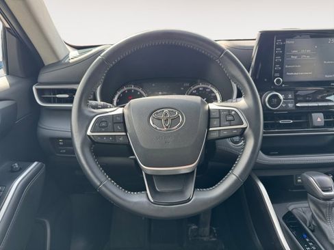 Used 2022 Toyota Highlander XLE AWD/4WD image 12