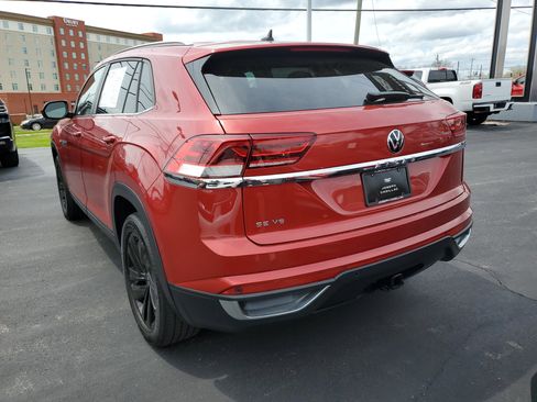 Used 2022 Volkswagen Atlas Cross Sport SE image 2