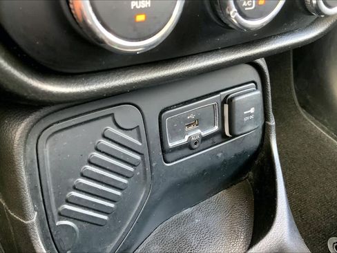 Used 2017 Jeep Renegade Sport w/ Power & Air Group FWD image 28