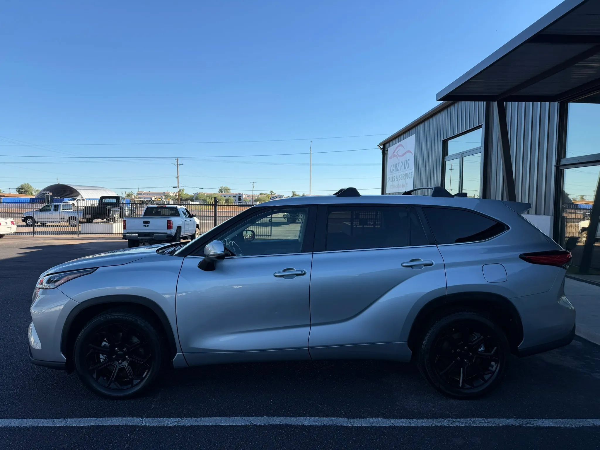 Used 2023 Toyota Highlander LE FWD image 4