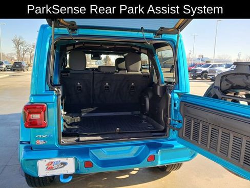 Used 2024 Jeep Wrangler Unlimited Sahara w/ Technology Group AWD/4WD image 19