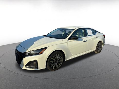 Used 2025 Nissan Altima 2.5 SV FWD image 4