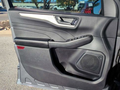 Used 2022 Ford Escape SE w/ SE Sport Appearance Package image 21