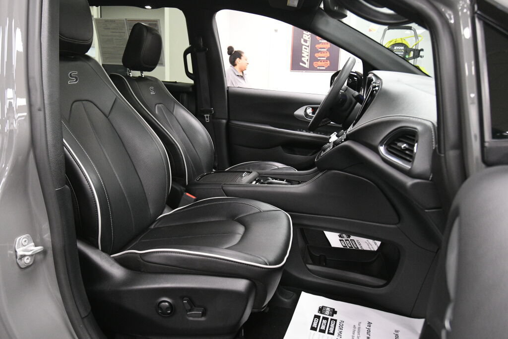 Used 2025 Chrysler Pacifica Limited FWD image 36