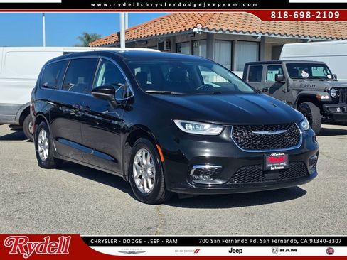 Certified 2023 Chrysler Pacifica Touring-L image 1